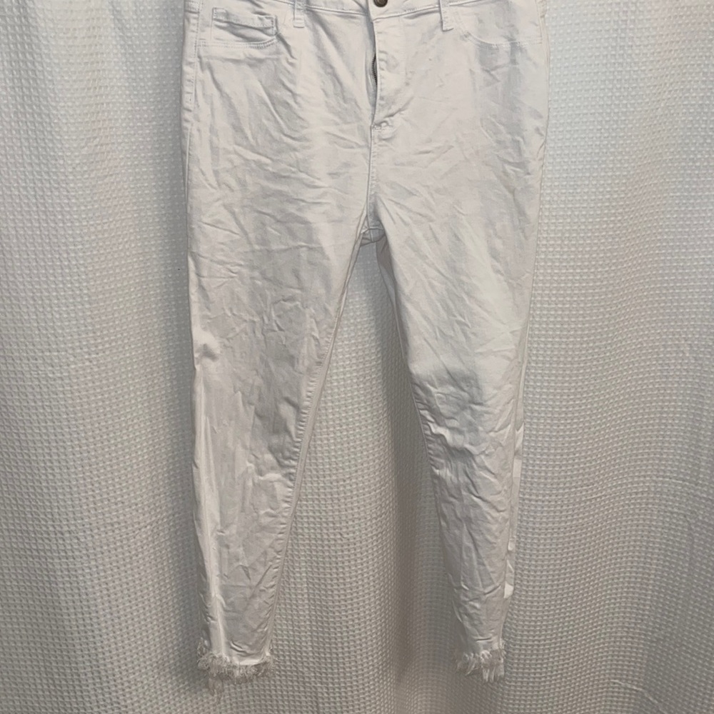 White capris jeans with frayed hems
